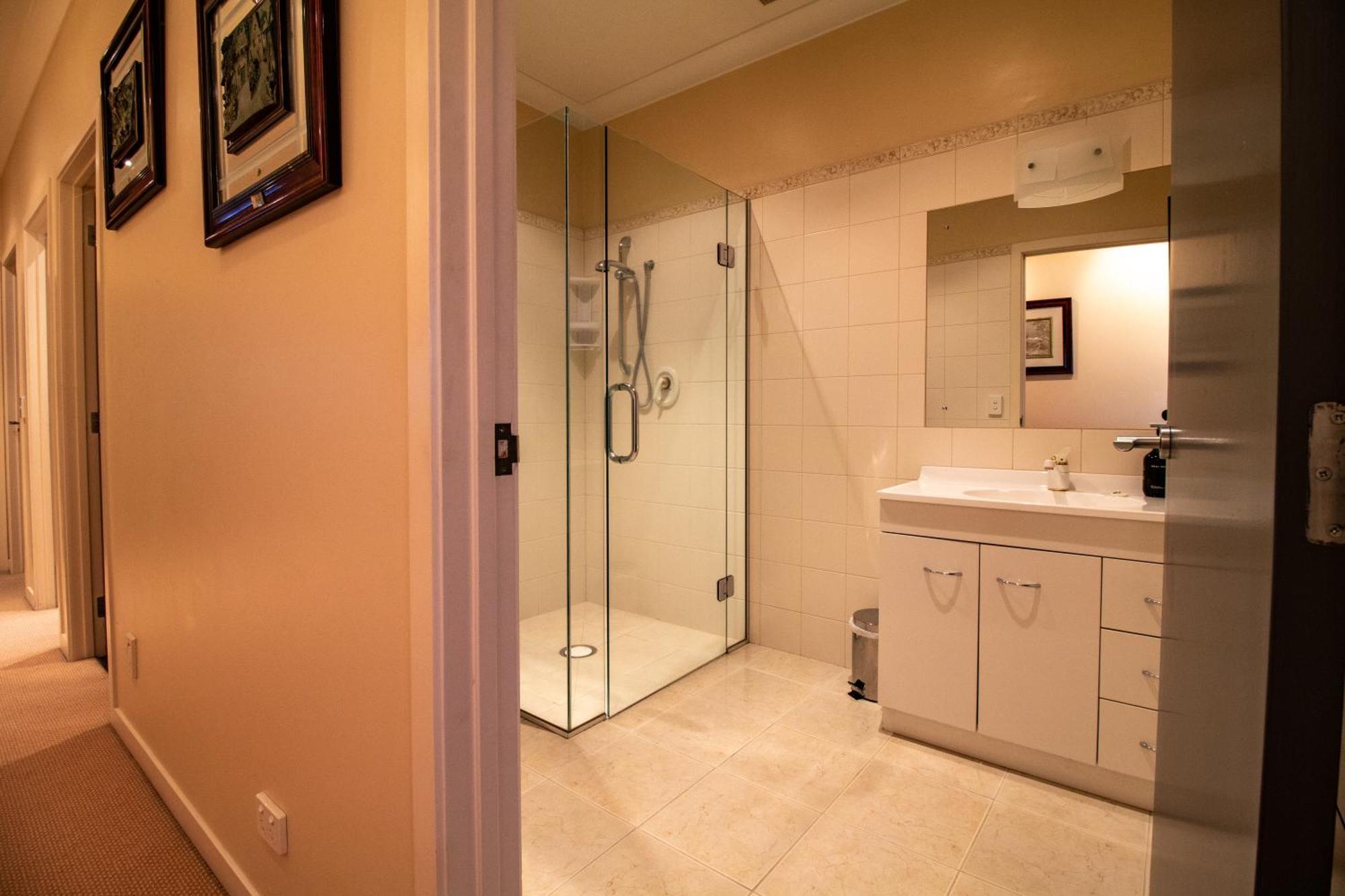 Large Luxury Apartment Located Right In Town Taupo Dış mekan fotoğraf