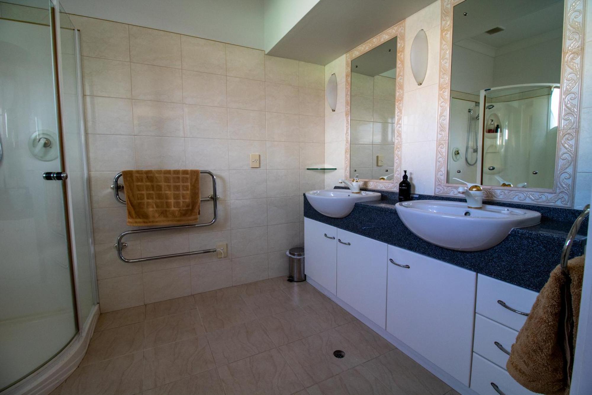 Large Luxury Apartment Located Right In Town Taupo Dış mekan fotoğraf